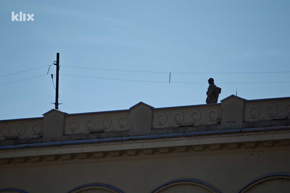 Policijski snajperisti na krovovima zgrada (Foto: E. M./Klix.ba)