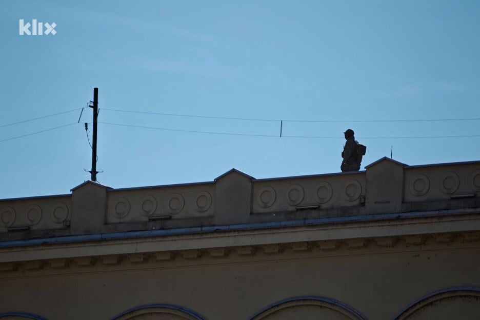 Policijski snajperisti na krovovima zgrada (Foto: E. M./Klix.ba)