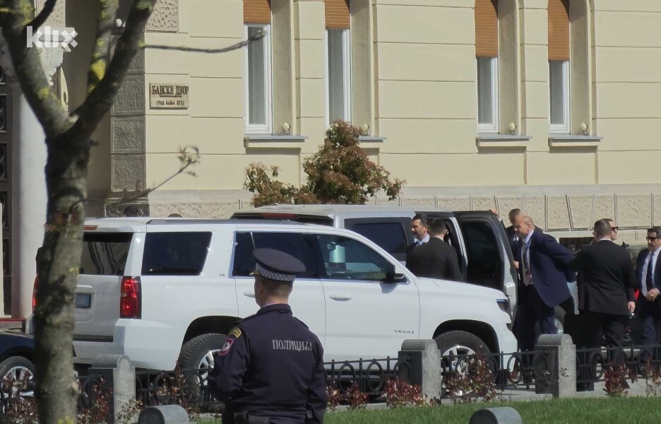 Donald Trump Jr. izlazi iz automobila kojim je došao u Banski Dvor (Foto: E. M./Klix.ba)