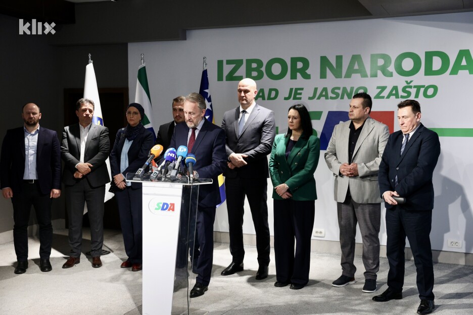 Bakir Izetbegović, predsjednik SDA iznio je 11 zaključaka koje je ova stranka donijela na današnjoj sjednici (Foto: S. S./Klix.ba)