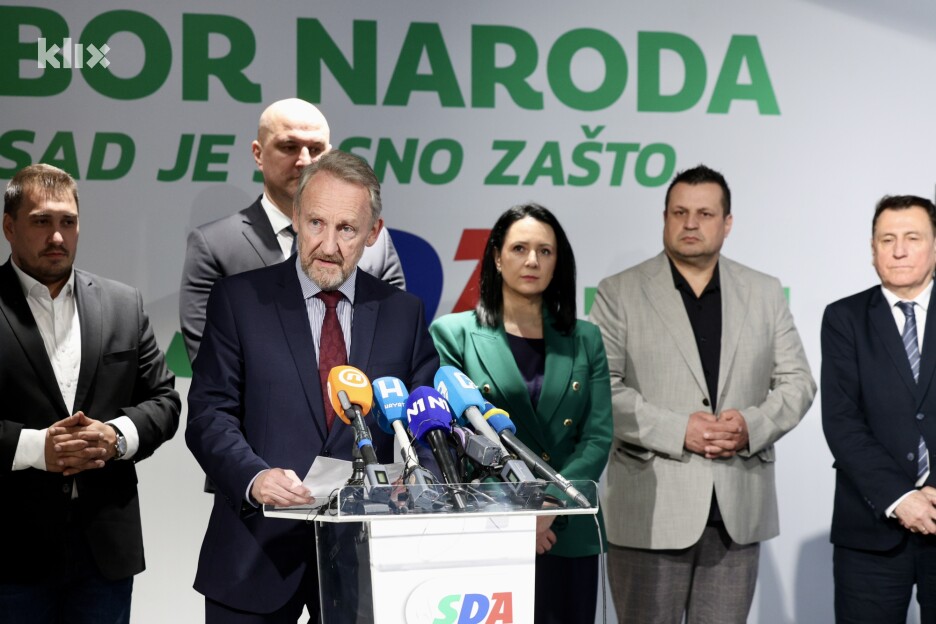 Bakir Izetbegović, predsjednik SDA iznio je 11 zaključaka koje je ova stranka donijela na današnjoj sjednici (Foto: S. S./Klix.ba)