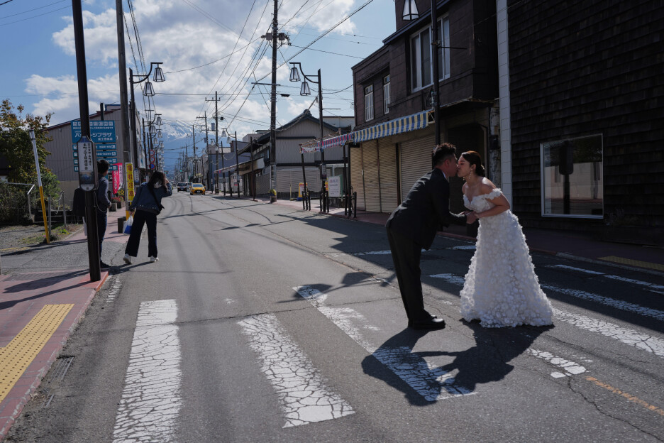 Turisti u Fujiyoshidi (Foto: AP)