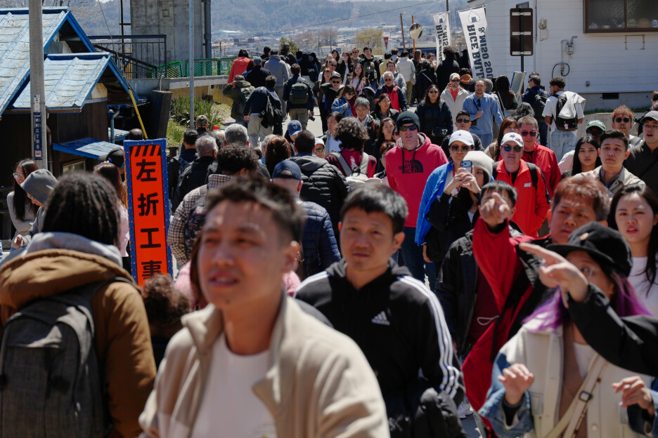 Turisti u Fujiyoshidi (Foto: AP)