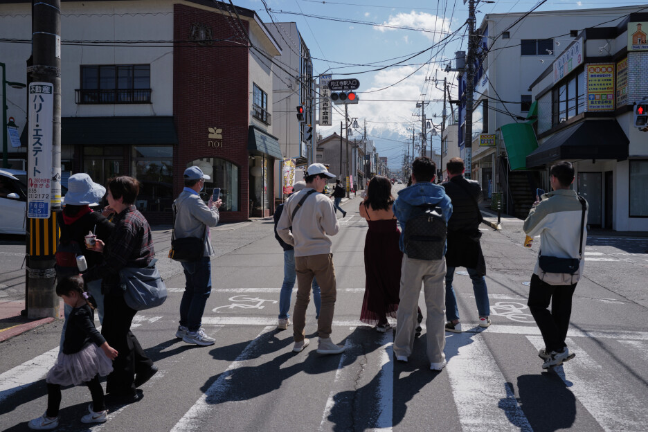 Turisti u Fujiyoshidi (Foto: AP)