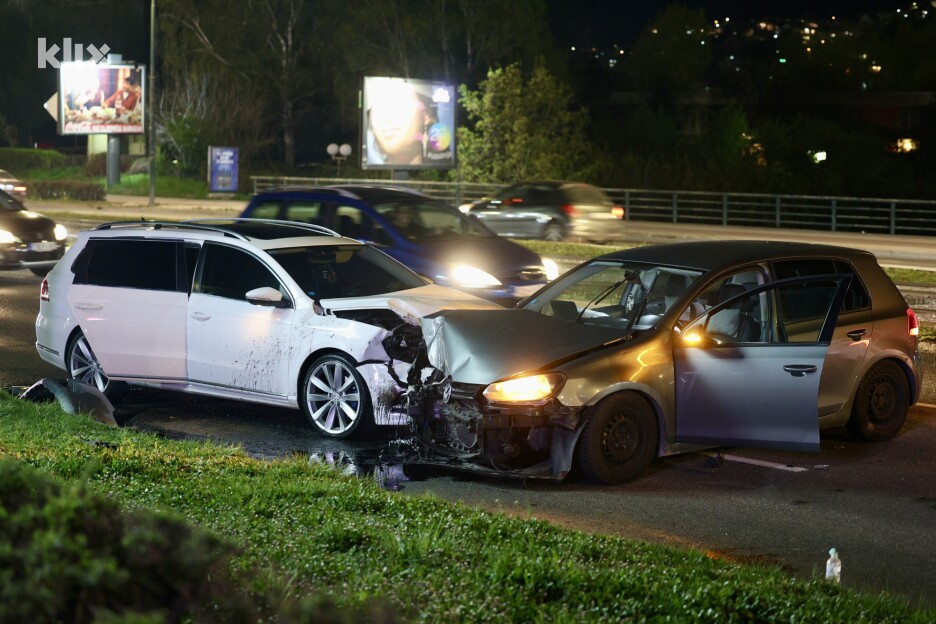 Na oba vozila, koja su učestvovala u nesreći, napravljena je veća materijalna šteta (Foto: S. S./Klix.ba)