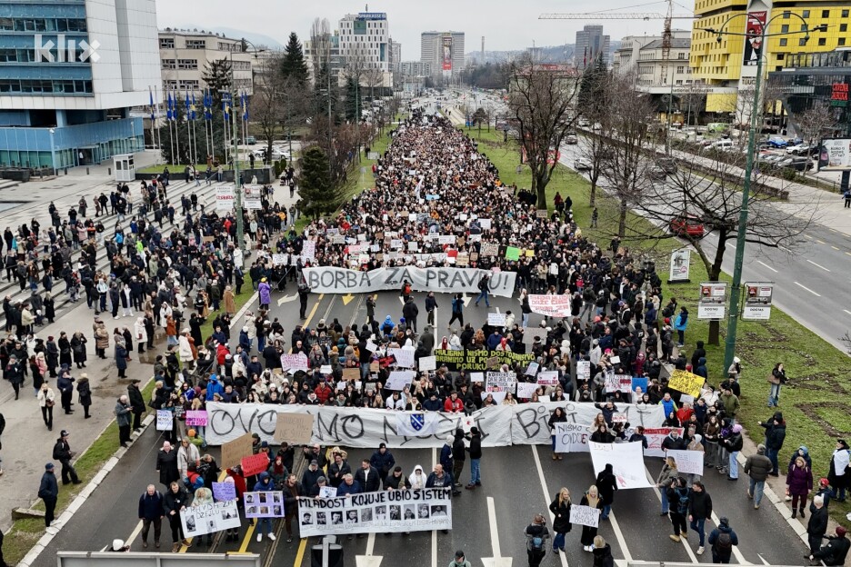 Grupa mladih ljudi je izašla na ulice tražeći odgovornost nadležnih institucija i sigurniji javni prijevoz (Foto: D. S./Klix.ba)