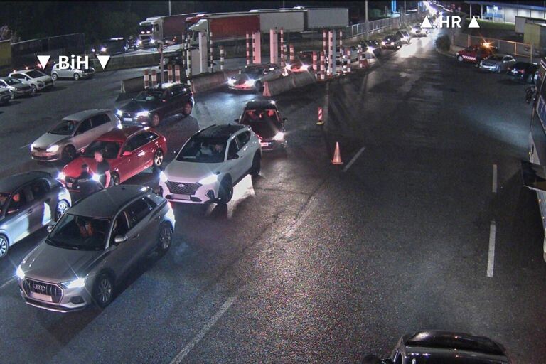 Kolone vozila na graničnom prijelazu Gradiška (Foto: BIHAMK/ HAK)