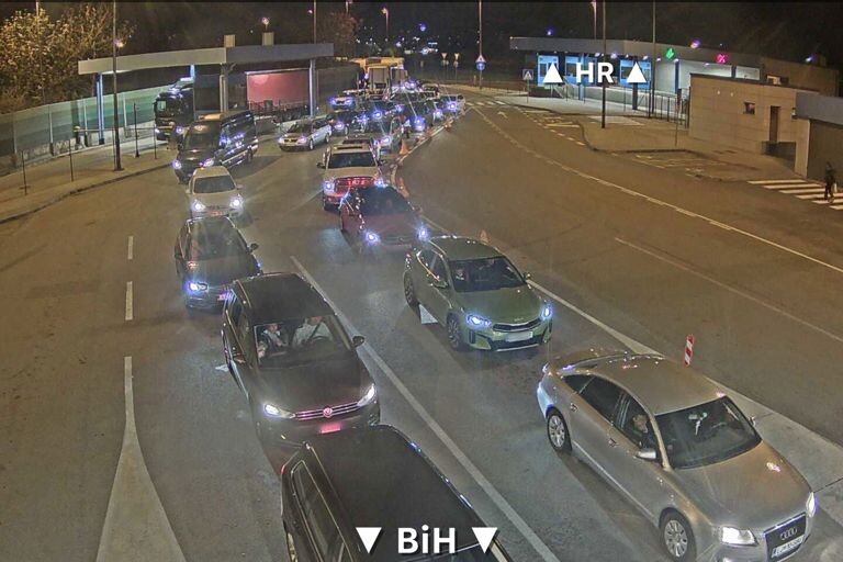Kolone vozila na graničnom prijelazu Slavonski brod (Foto: BIHAMK/ HAK)