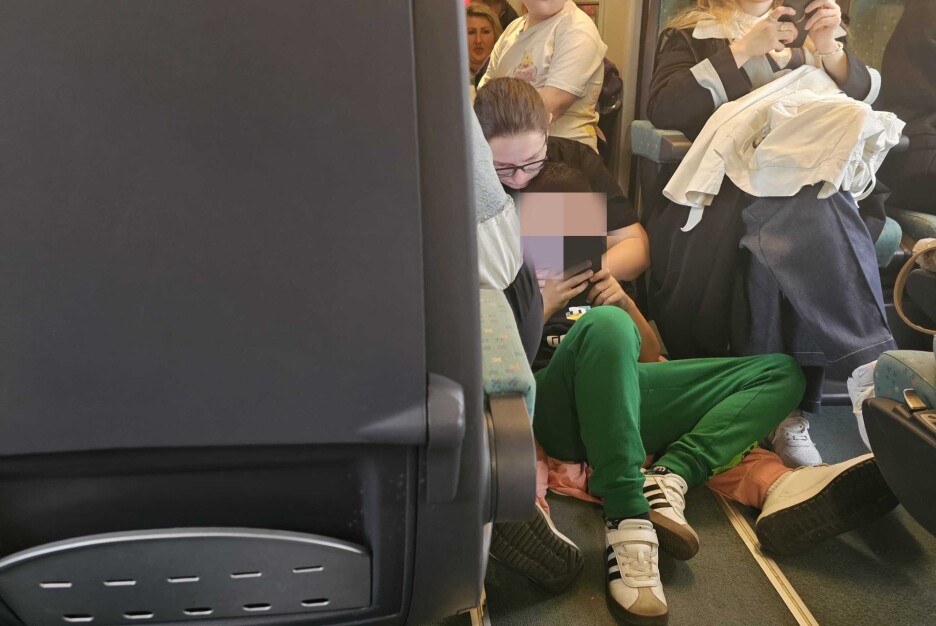 Pojedini putnici su se odlučili da sjednu na pod (Foto: Klix.ba)