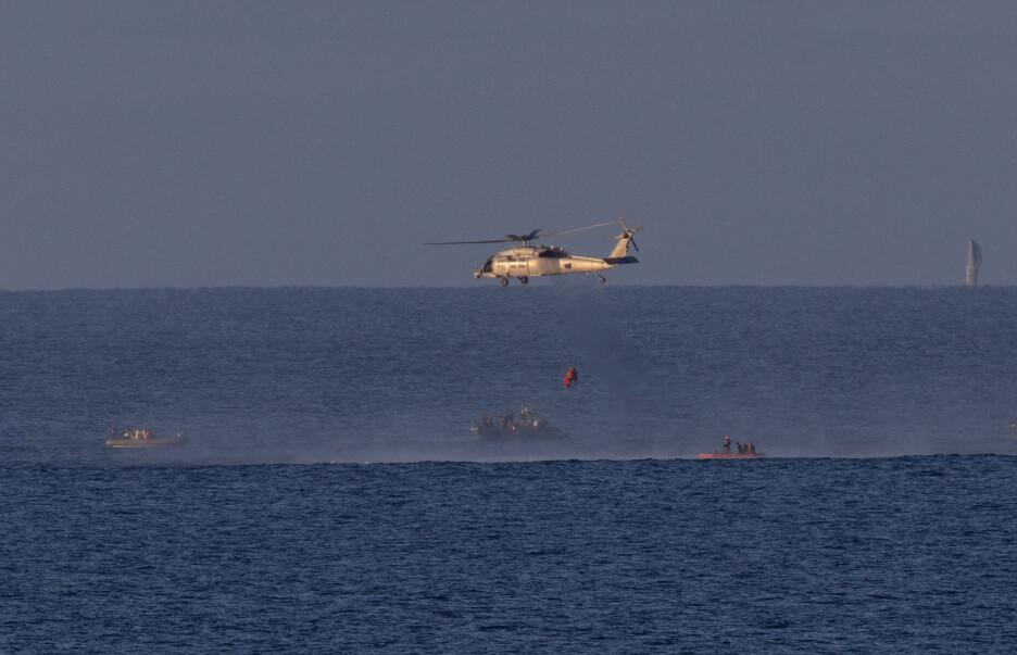 Odmah nakon pada u Tihi okean, helikopteri i brod za spasavanje su stigli do astronauta (Foto: Reuters)