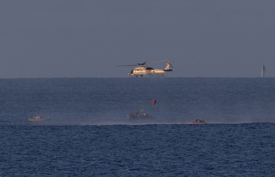 Odmah nakon pada u Tihi okean, helikopteri i brod za spasavanje su stigli do astronauta (Foto: Reuters)