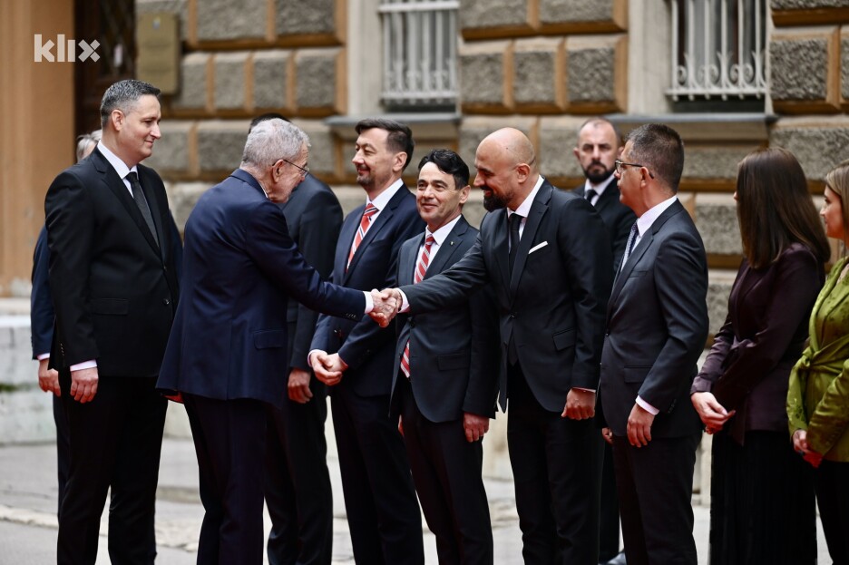 Predsjednik Republike Austrije Alexander Van der Bellen boravi u posjeti BiH, dočekali ga članovi Predsjedništva BiH Denis Bećirović i Željko Komšić (Foto: T. S./Klix.ba)