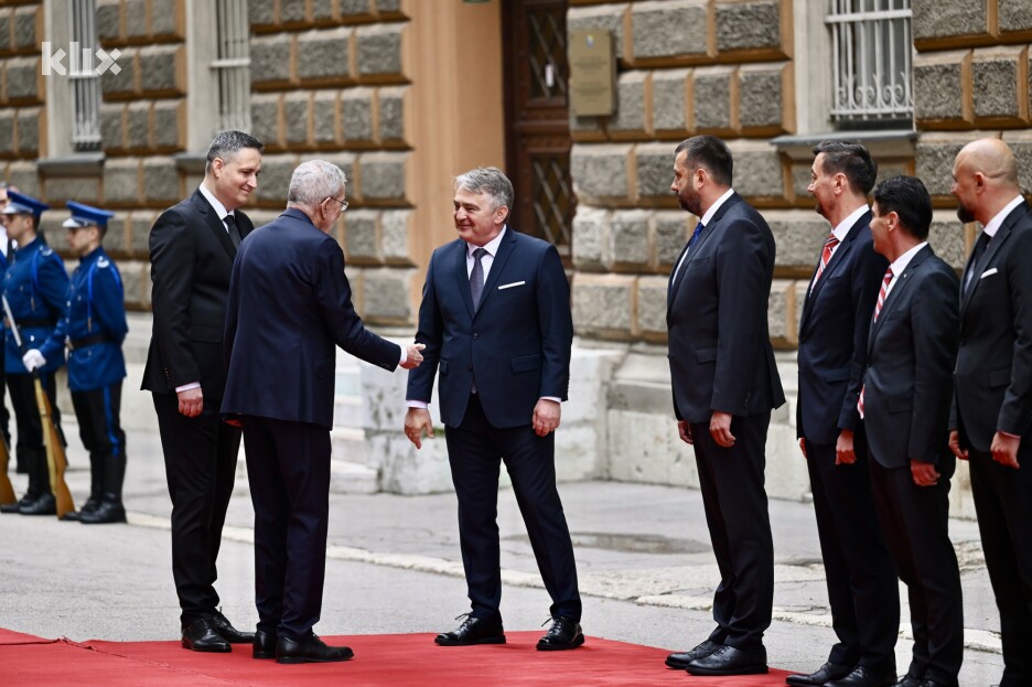 Predsjednik Republike Austrije Alexander Van der Bellen boravi u posjeti BiH, dočekali ga članovi Predsjedništva BiH Denis Bećirović i Željko Komšić (Foto: T. S./Klix.ba)