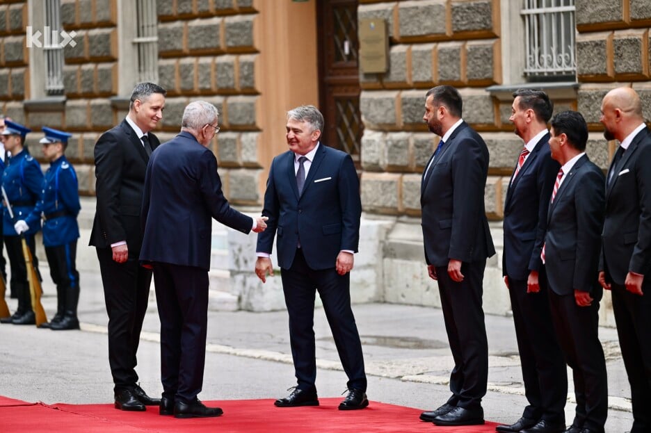 Predsjednik Republike Austrije Alexander Van der Bellen boravi u posjeti BiH, dočekali ga članovi Predsjedništva BiH Denis Bećirović i Željko Komšić (Foto: T. S./Klix.ba)
