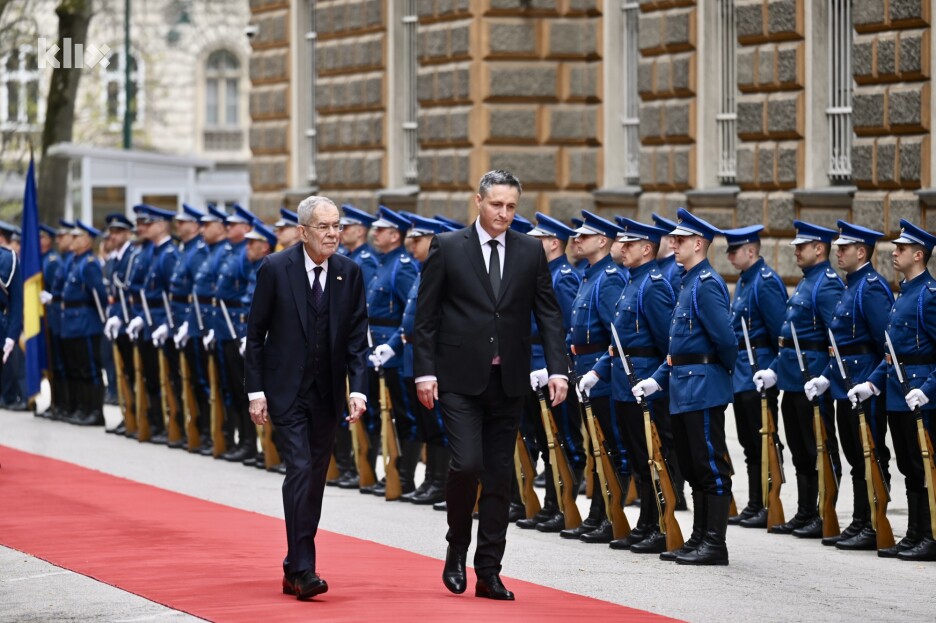 Predsjednik Republike Austrije Alexander Van der Bellen boravi u posjeti BiH, dočekali ga članovi Predsjedništva BiH Denis Bećirović i Željko Komšić (Foto: T. S./Klix.ba)
