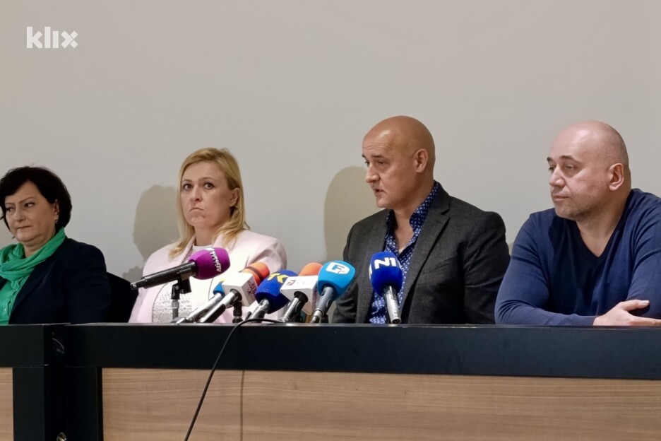 Detalj tokom konferencije za medije u Tuzli (Foto: A. K./Klix.ba)