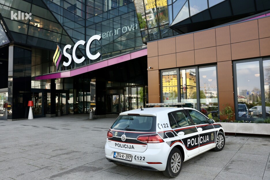 Pripadnici MUP-a KS ne dozvoljavaju ulazak građanima u SCC dok se dojave ne provjere (Foto: S. S./Klix.ba)