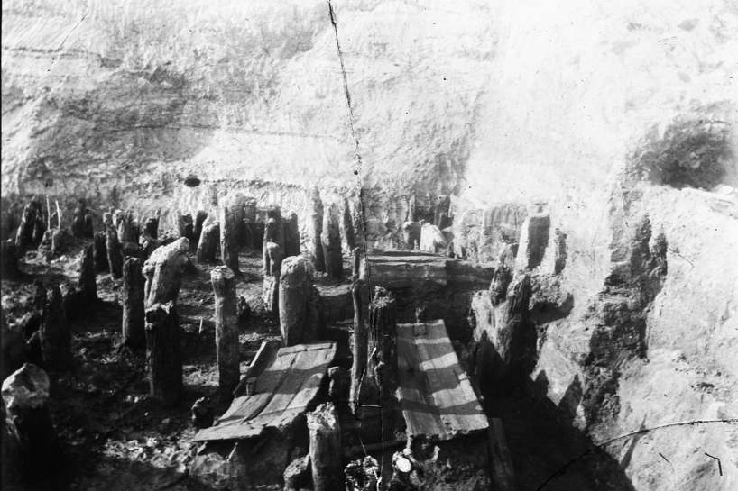 Prelomljeno fotografsko staklo s prikazom grobova iz Donje doline(Foto: Porodična ostavština Vejsila Ćurčića)