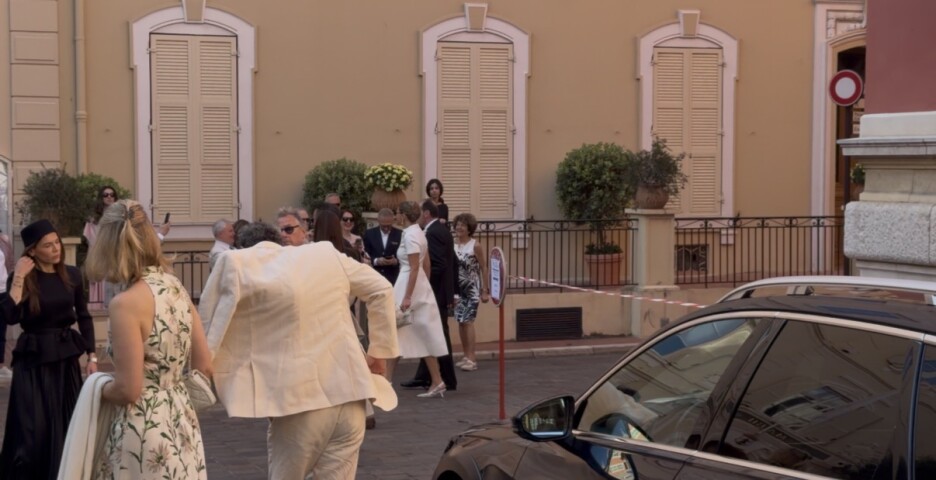 Melina Džinović ispred općine u Monaku (Foto: Telegraf.rs)