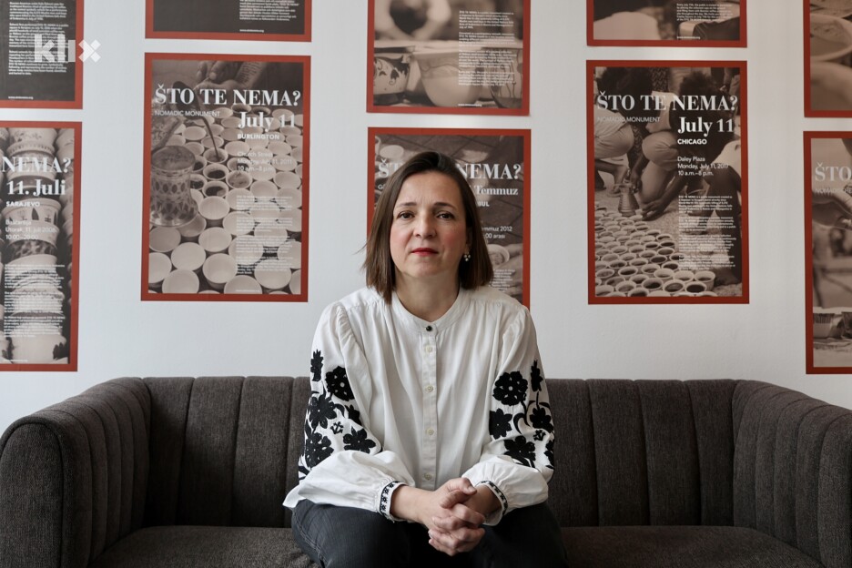 Aida Šehović stoji iza nomadskog spomenika “Što te nema” (Foto: I. Š./Klix.ba)