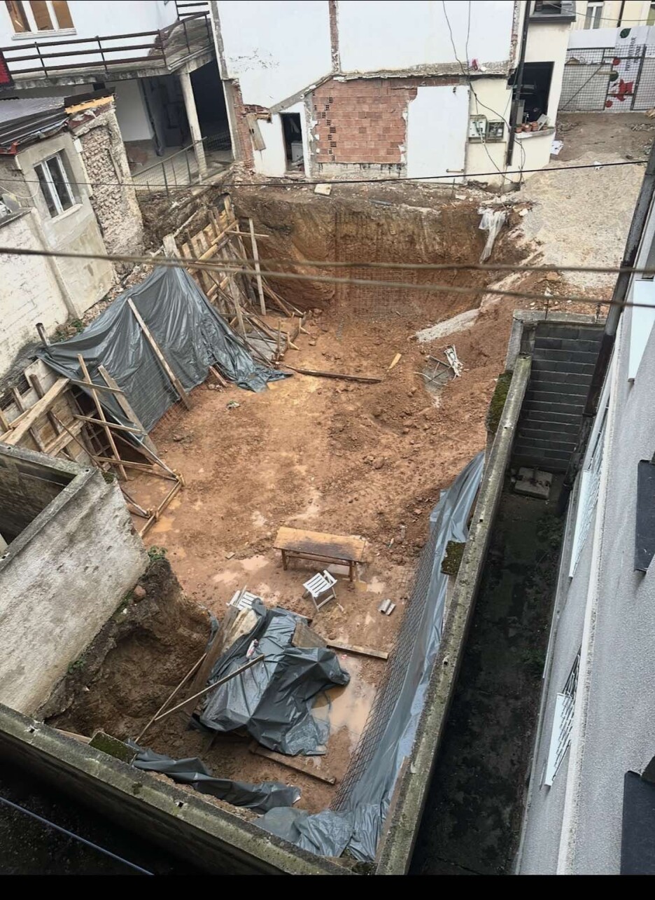 Incident se desio 20. aprila kada se dio betonske ograde srušio se na fasadu susjednog stambenog objekta (Foto: Čitatelj/ Klix.ba)