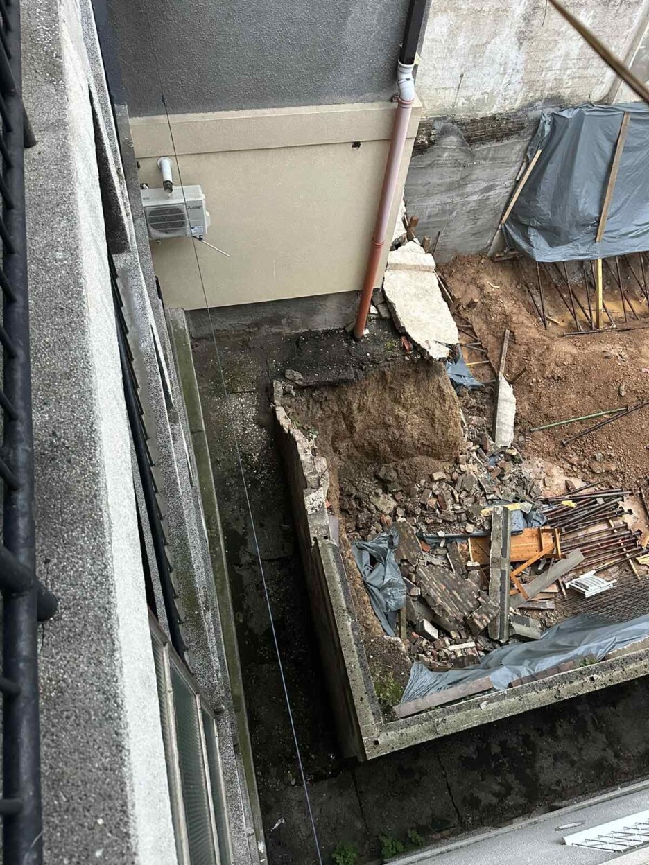 Incident se desio 20. aprila kada se dio betonske ograde srušio se na fasadu susjednog stambenog objekta (Foto: Čitatelj/ Klix.ba)