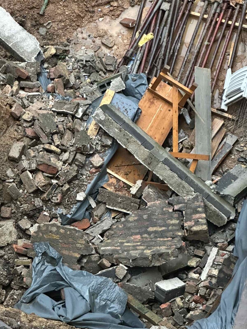 Incident se desio 20. aprila kada se dio betonske ograde srušio se na fasadu susjednog stambenog objekta (Foto: Čitatelj/ Klix.ba)