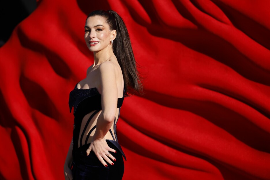 Anne Hathaway odabrala je Versace kreaciju (Foto: EPA-EFE)