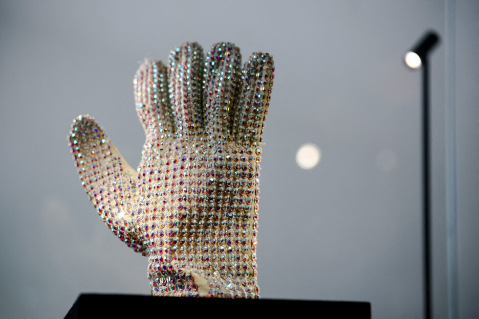 Među značajnim predmetima na aukciji ističe se Swarovski kristalima ukrašena rukavica (Foto: Reuters)