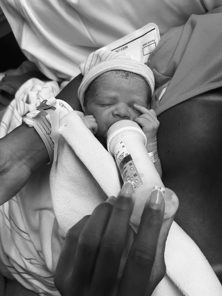 Brownova partnerica na svojim društvenim mrežama podijelila je niz fotografija trudnoće i dolaska bebe (Foto: Instagram/Screenshot)