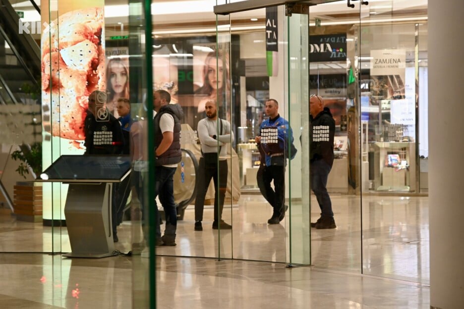 Pripadnici MUP-a KS obavljaju kontradiverzioni pregled (Foto: V. D./Klix.ba)