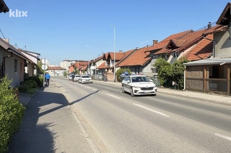 Policija ispred kuće u kojoj je počinjeno ubistvo (Foto: A. K./Klix.ba)
