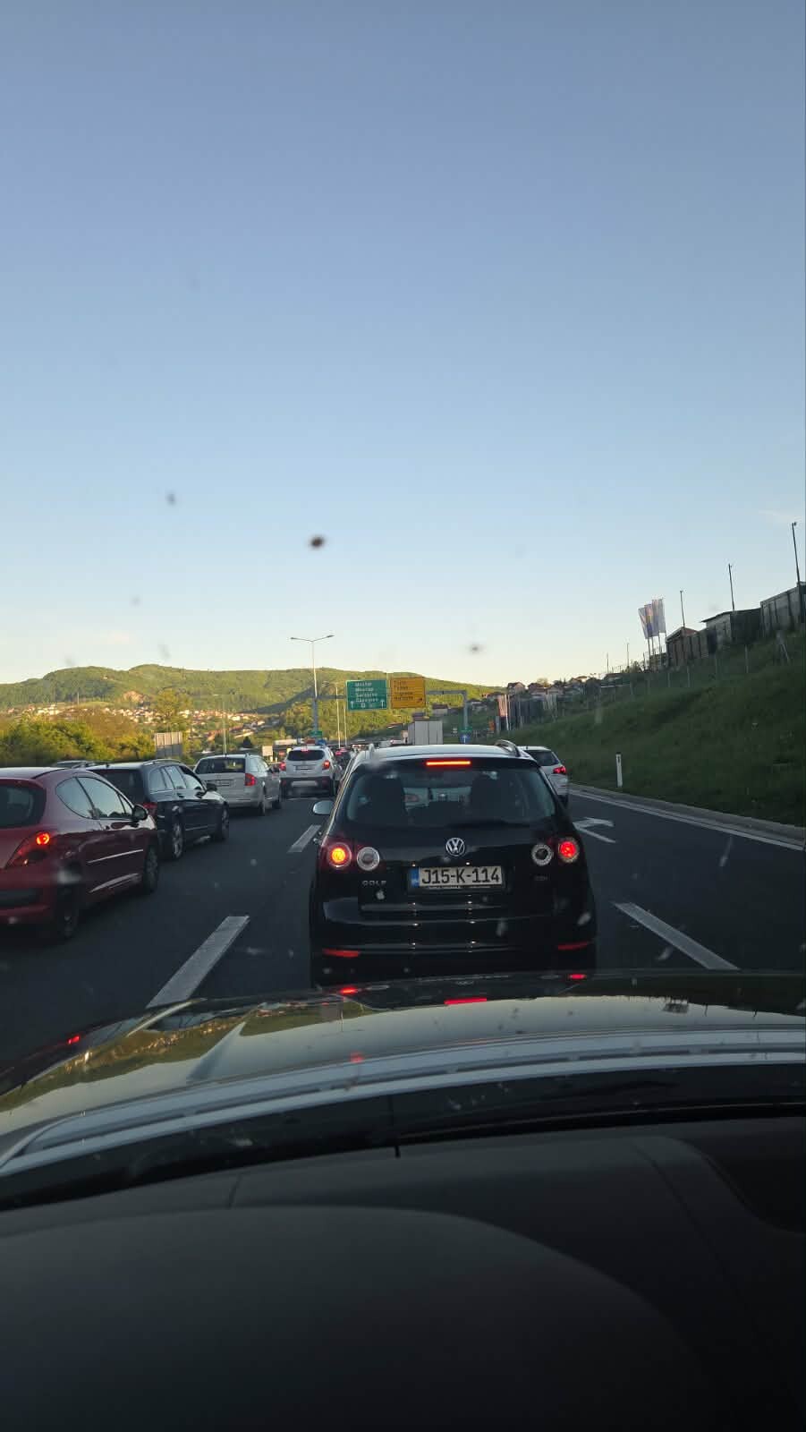 Duge kolone vozila su prisutne na ulazu u Sarajevu, ali i prema Vogošćanskoj petlji (Foto: Čitatelj)