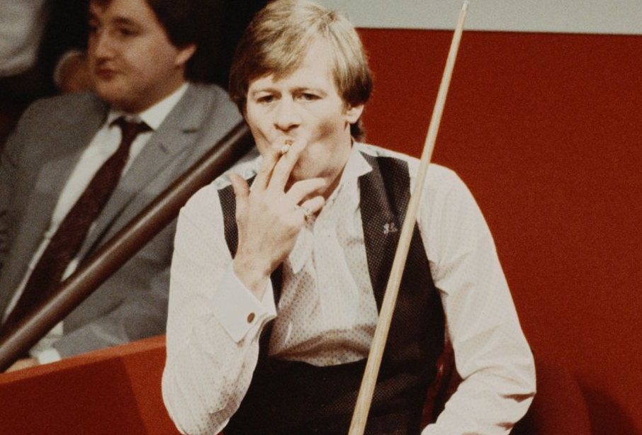 Alex Higgins sa cigaretom tokom samog meča u dvorani
