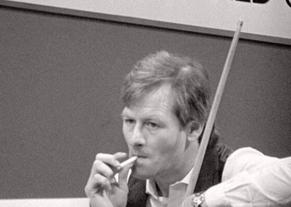 Alex Higgins sa cigaretom tokom samog meča u dvorani