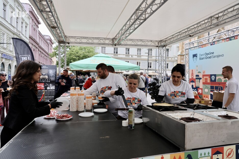 Dijelile su se čorbice, pite, bosanska kafa, kao i slatkiši (Foto: I. Š./Klix.ba)