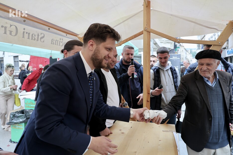 Načelnik Općine Irfan Čengić je dijelio hranu i poklone (Foto: I. Š./Klix.ba)