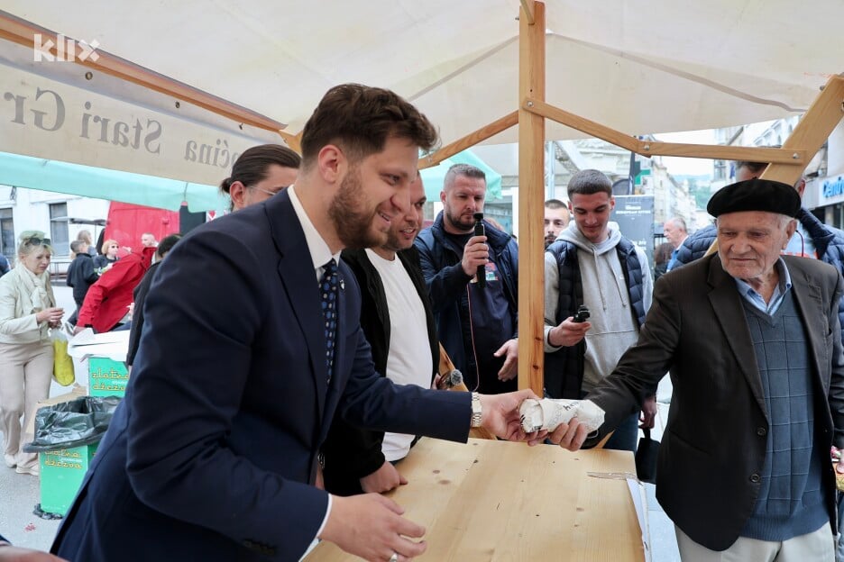 Načelnik Općine Irfan Čengić je dijelio hranu i poklone (Foto: I. Š./Klix.ba)