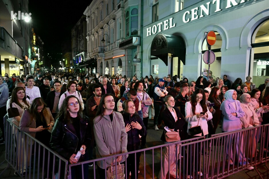 Publiku ni najavljena kiša nije zaustavila da dođe na koncert (Foto: T. S./Klix.ba)