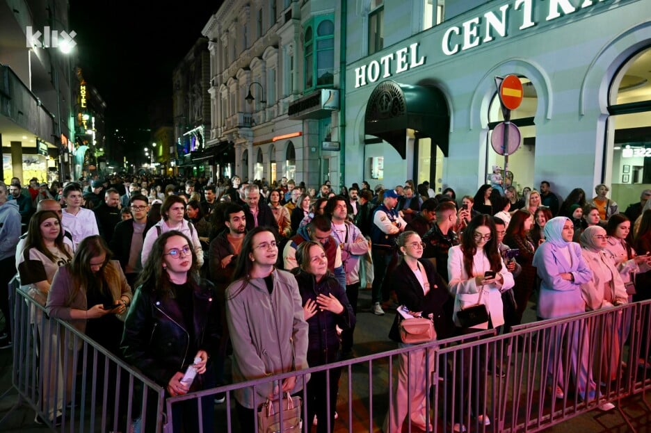 Publiku ni najavljena kiša nije zaustavila da dođe na koncert (Foto: T. S./Klix.ba)