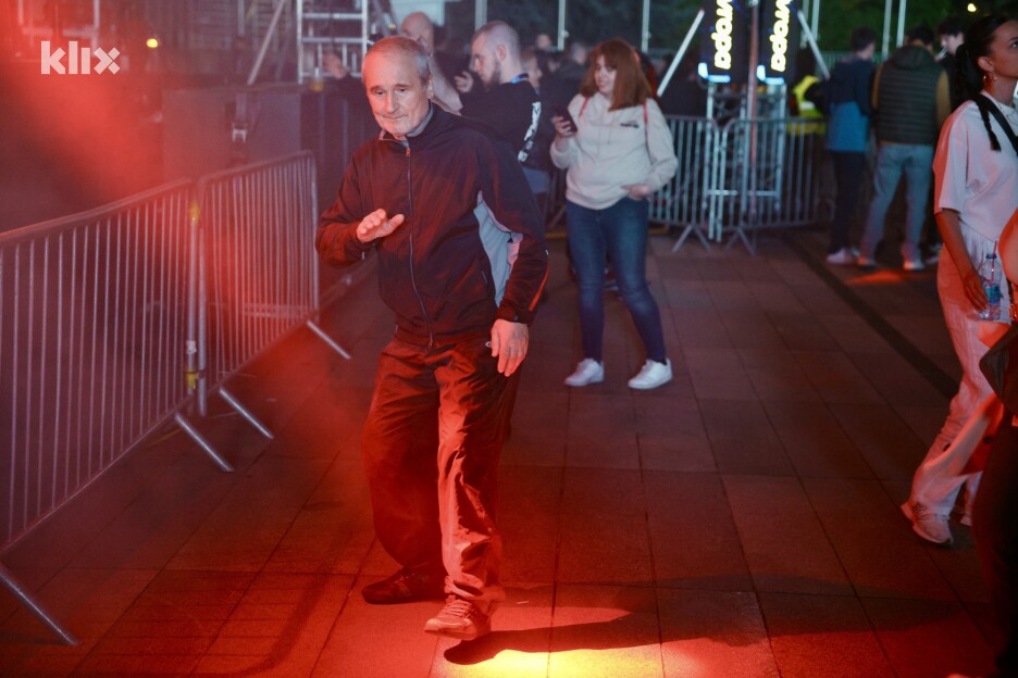 Posebnu pažnju privukao je djed koji je plesnim pokretima osvojio prisutne (Foto: S. S./Klix.ba)