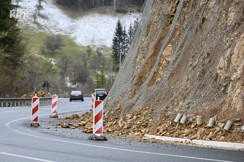 Dionica ceste između Čevljanovića i Nišića na putu Sarajevo - Tuzla, koja se rekonstruiše mjesecima (Foto: T. S./Klix.ba)