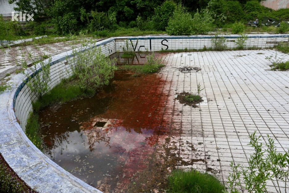 Već 17 godina se čeka na obnovu ovog prostora, a građani su itekako željni mjesta gdje bi se okupljali (Foto: S. S./Klix.ba)