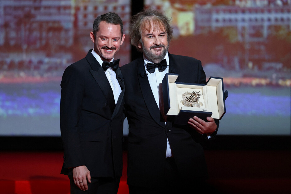 Novozelandski filmski stvaralac Peter Jackson prima počasnu Zlatnu palmu od Elijaha Wooda tokom ceremonije otvaranja i projekcije filma 