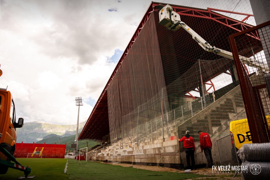 Zaštitna mreža na tribini na kojoj će biti Ultrasi (Foto: FK Velež Mostar/Facebook)