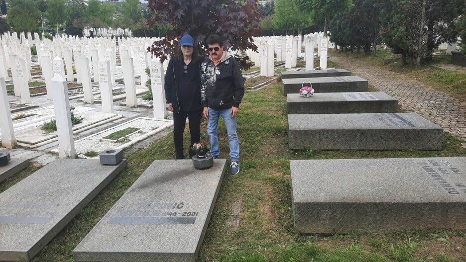 Menadžer Ilija Jovanović i Dado Topić na grobu Davorina Popovića (Foto: Press)