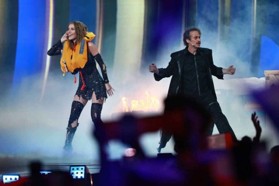 Program je otvoren u prigušenom, gotovo mračnom ambijentu, dok je u centru scene stajala velika drvena kutija (Foto: EPA-EFE)