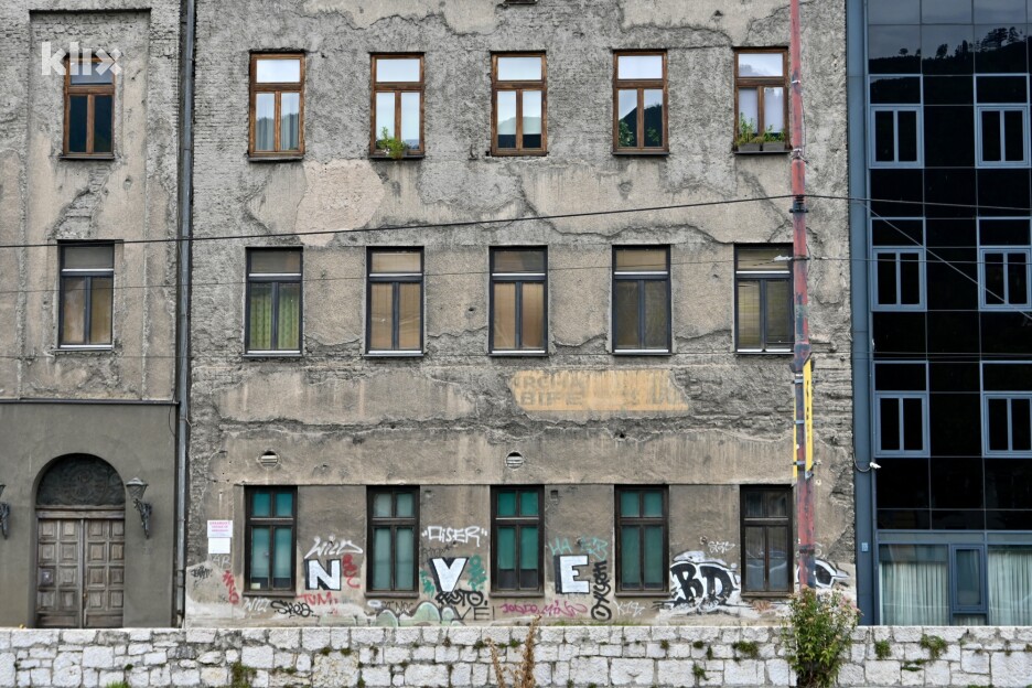 Obrušavanje fasade na Obali (Foto: V. D./Klix.ba)