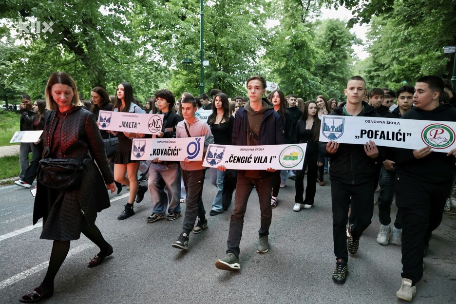 Maturanti su uz pratnju DJ-a prošetali Vilsonovim šetalištem (Foto: I. Š./Klix.ba)