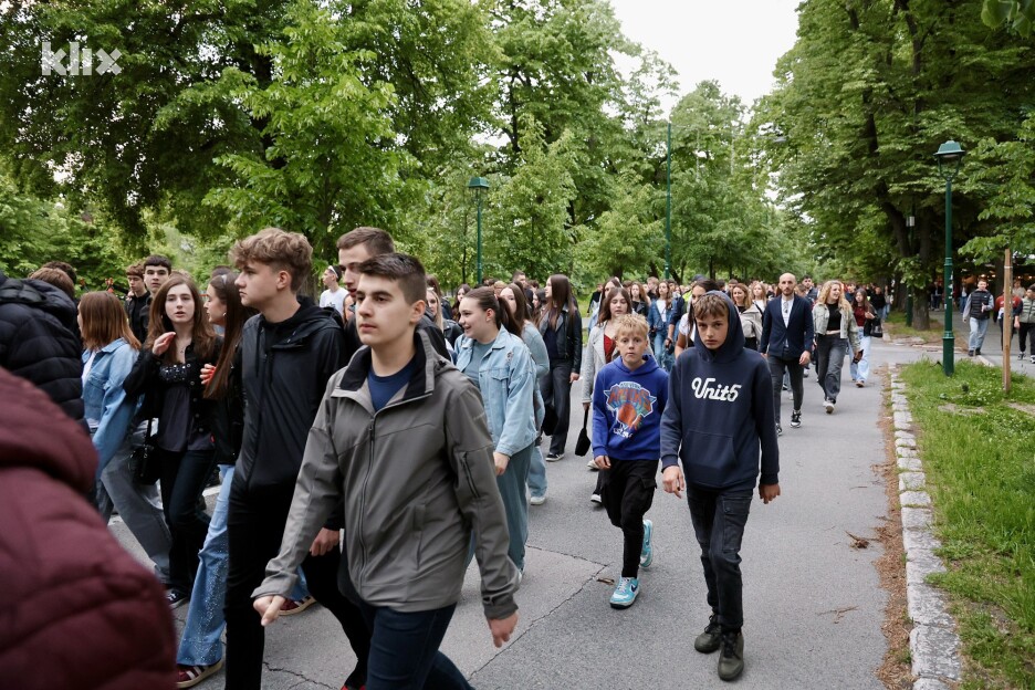 Svečani defile maturanata novosarajevskih osnovnih škola u okviru obilježavanja Dana Općine Novo Sarajevo (Foto: I. Š./Klix.ba)